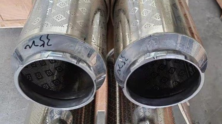 Nikel rotasyon şablonlarının ağzı, mesh deliklerinin dokusu ve çevre ölçüsü işareti görünür