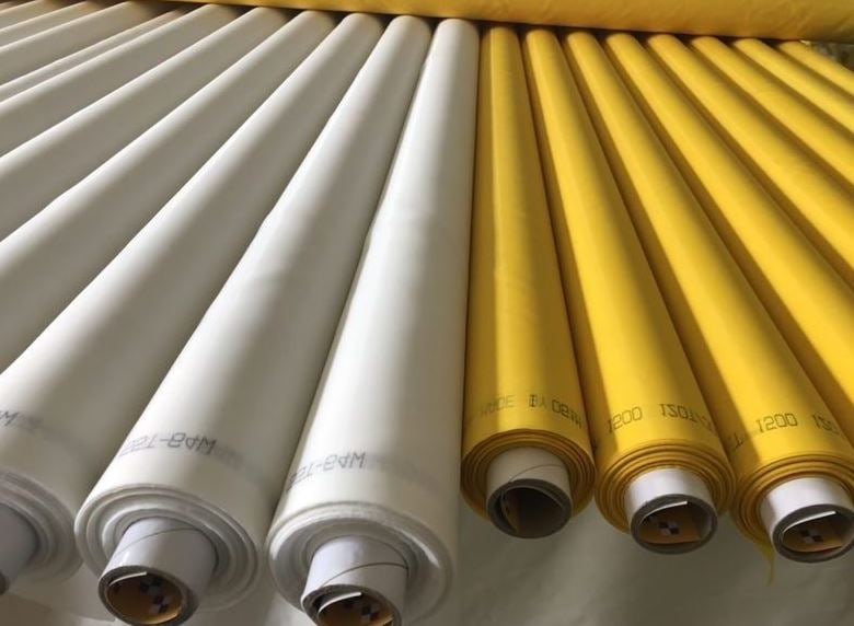 Beyaz ve sarı Euromesh polyester baskı bezi ruloları