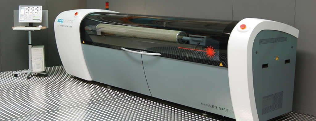Rotasyon şablonu silindiri lazer gravür makinesinde işlenirken