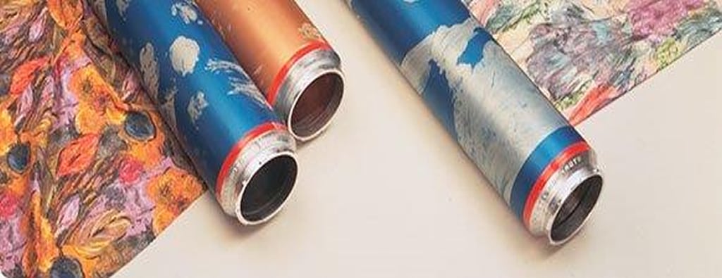 Gravürü tamamlanmış rotasyon şablonları ve bu şablonlarla basılmış kumaş