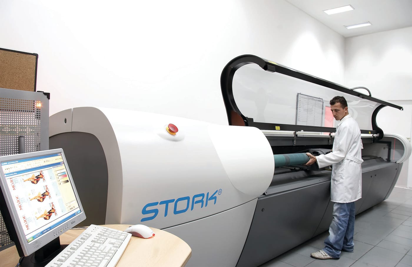 Lazer gravür makinesinde silindir işlenirken operatör kontrol ekranında